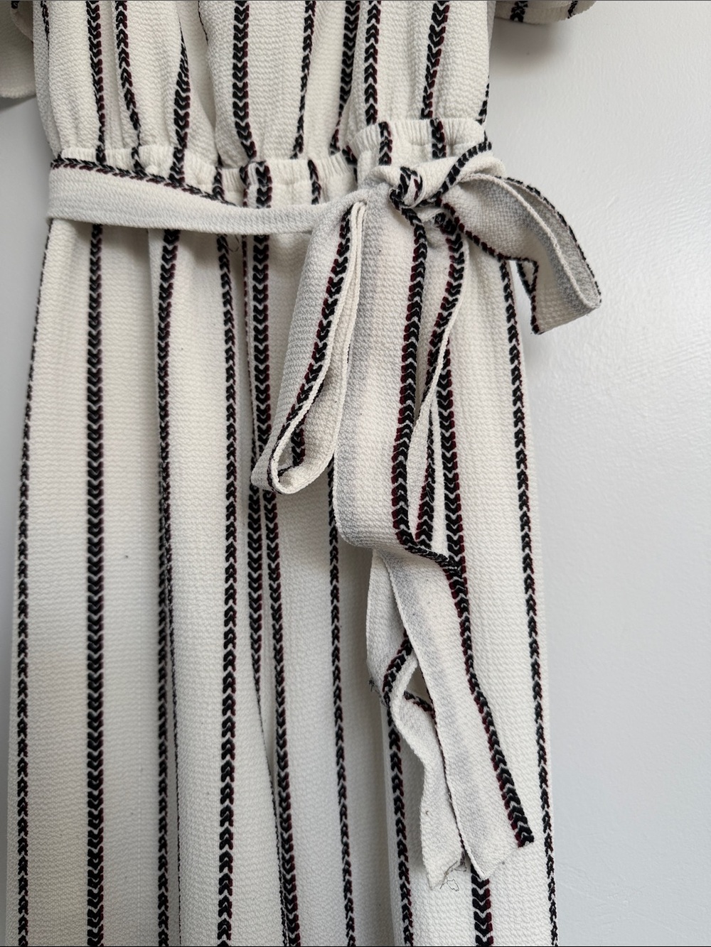 Striped White and Black Cold-Shoulder Summer Jumpsuit with Waist Tie size M - Picture 7 of 10